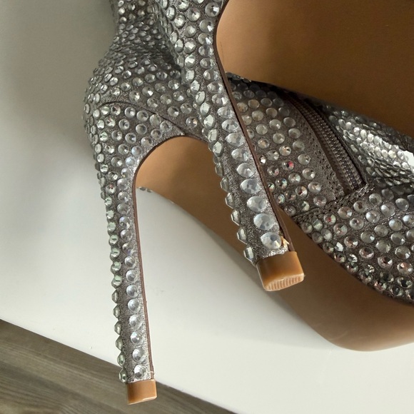 Steve Madden “Winnings” Silver Studded Ankle Boots W 10M - Picture 7 of 8